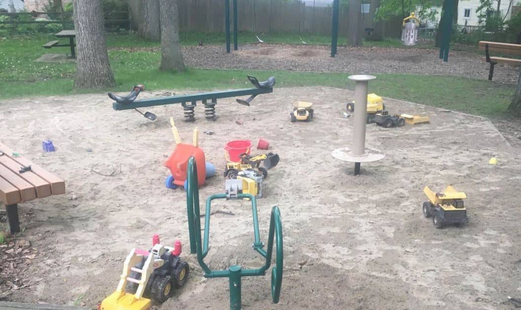 Mixtwood Pomona Park Sandbox with Seesaw