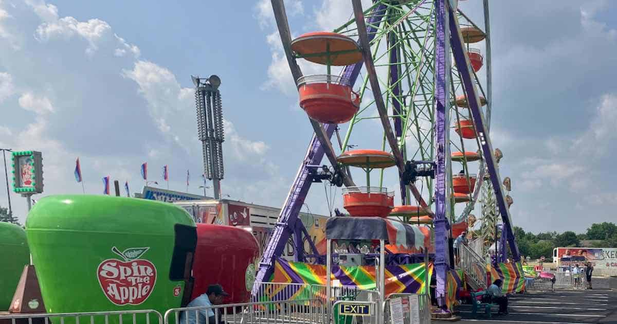 Ann Arbor Jaycees Carnival - Giant Wheel (Ferris Wheel) over the Spinning Apples