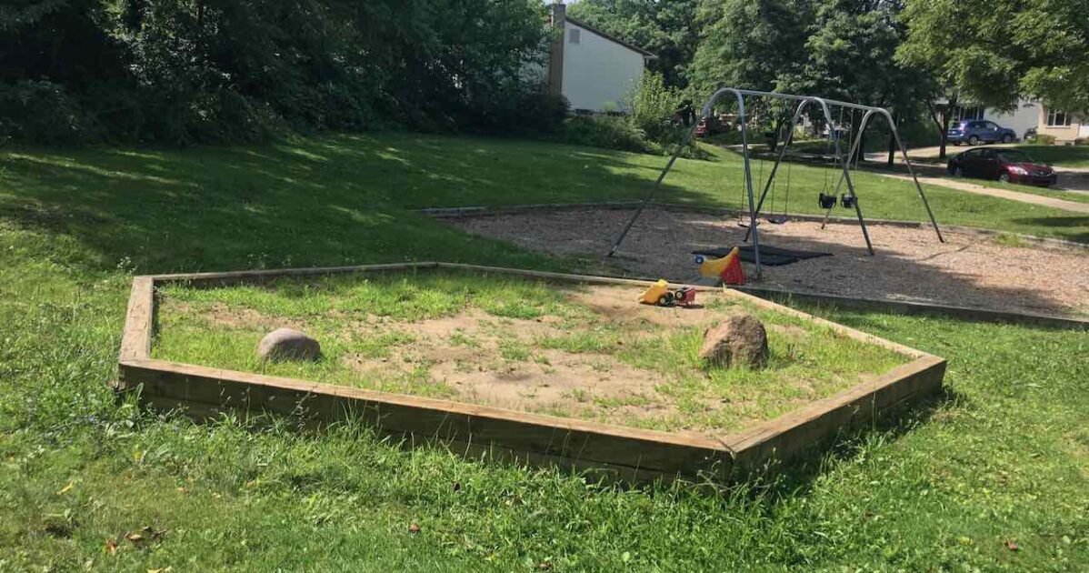 Winewood Thaler Swings & Sandbox